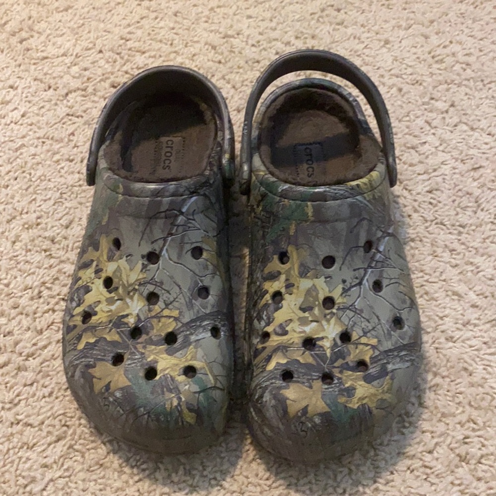 Camo crocs with fur